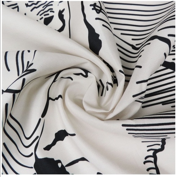 Black & White The Moon Tarot Tapestry 20”x16” - Picture 3 of 5